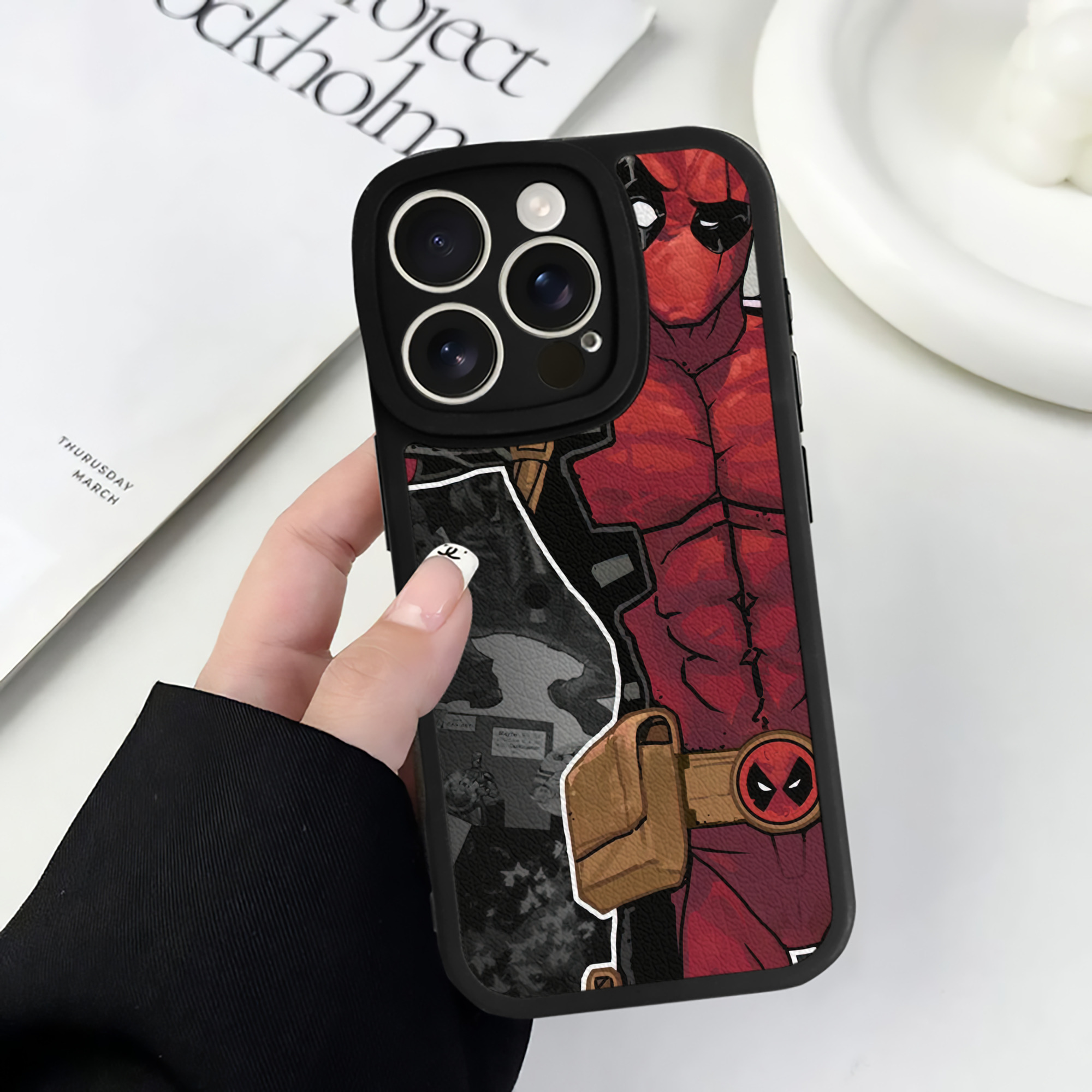 （画像用） Deadpool デッドプール 【iPhone 16シリーズ対応】シリコンスマホケース（レザー調） 材質：シリコン
